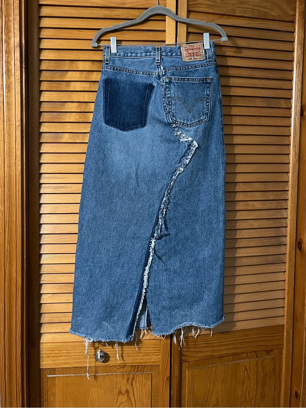 Levi’s Denim Cotton Midi Skirt with Front Slit and Raw Hem - Picture 3 of 5